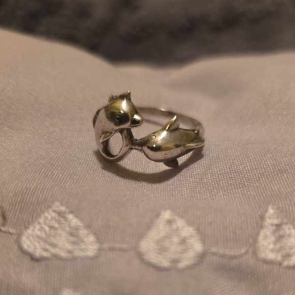 925 Stamped Sterling Silver Dual Dolphins Ring Sz 8.5 - Picture 2 of 6